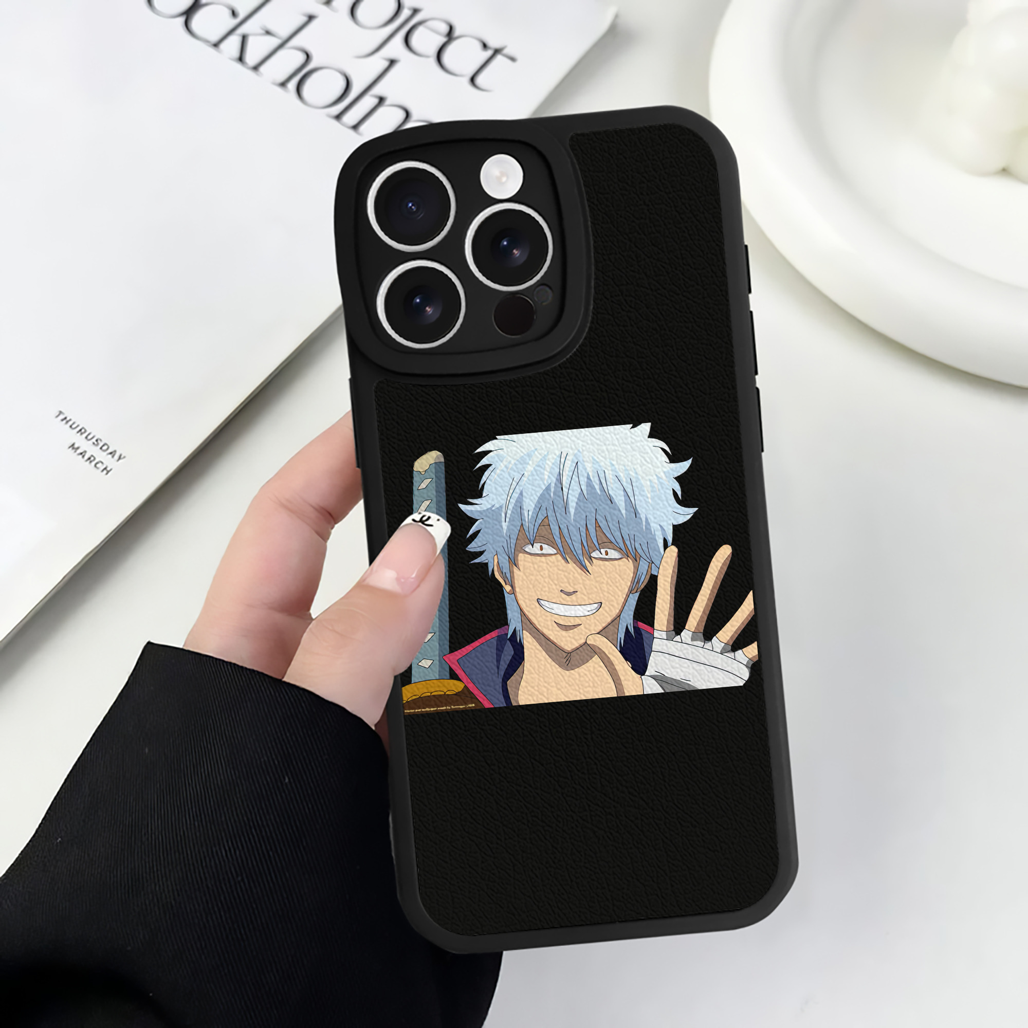 （画像用） ぎんたま 坂田銀時（さかたぎんとき） 神楽 志村新八（しむら しんぱち） GINTAMA Sakata Gintoki Kagura Shimura Shinpachi 【iPhone 16シリーズ対応】シリコンスマホケース（レザー調） 材質：シリコン